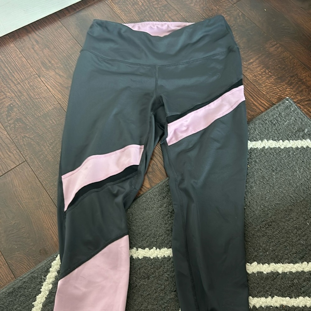 Capri Leggings with Mesh Cut out